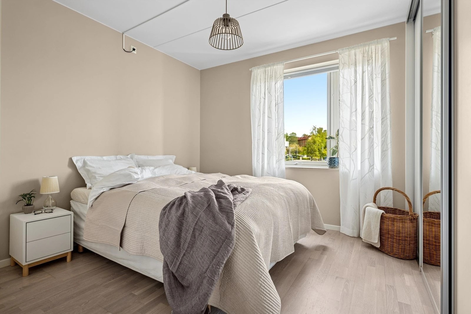 Hovedsoverommet fremstår som svært lyst og romslig Galleribilde