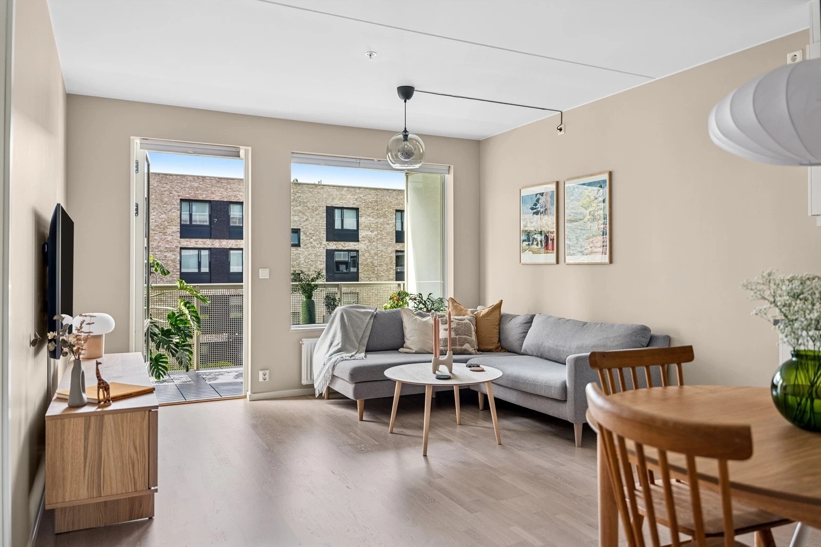 Innbydende stue med gode møbleringsmuligheter Galleribilde