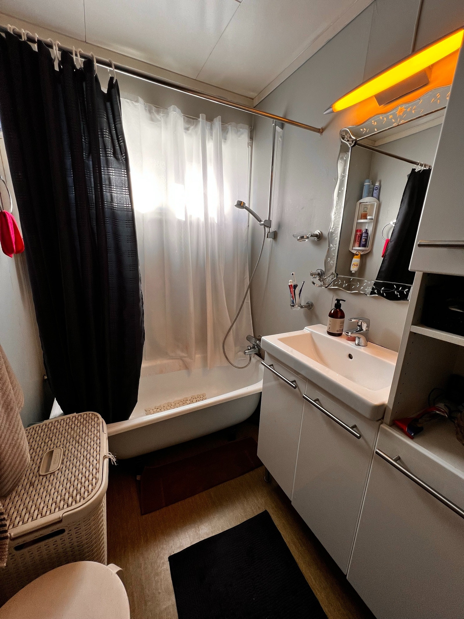 Vil bli satt inn dusjkabinett før innflytting. Vaskemaskin og tørketrommel plassert på kjøkken Galleribilde