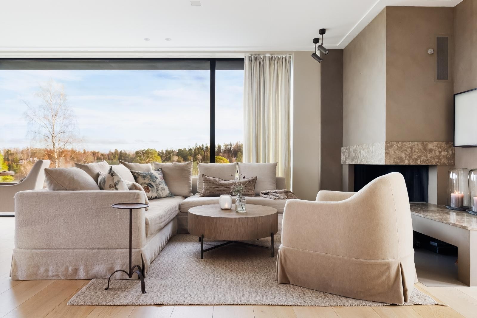 Ved inngangen til kjøkkenet møter du hyggelig sofa/ peis hjørne. Galleribilde