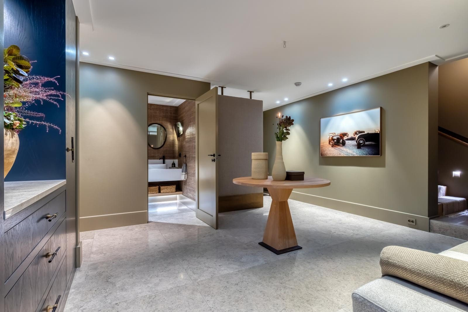 Stor og innbydende hall med tilhørende garderobe og gjestetoalett. Galleribilde