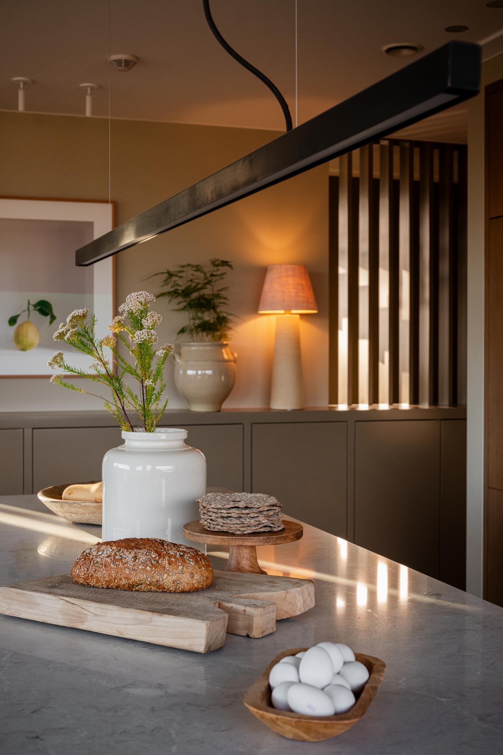 Stemningsbilde fra kjøkken - malt i varme fargetoner Galleribilde