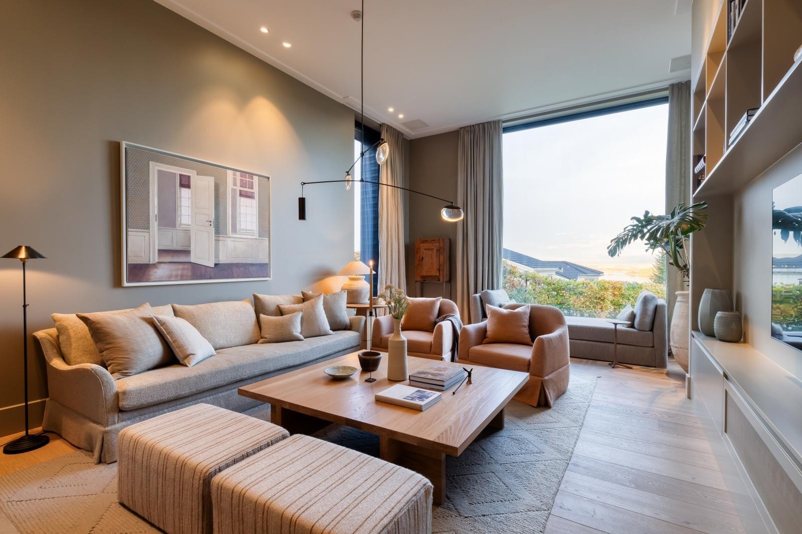 Tv-stuen har god plass til både familien og gjester. Galleribilde