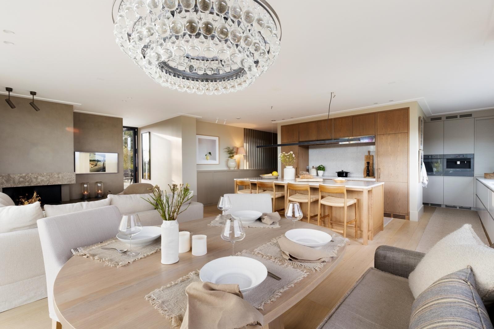 Kjøkkenet har diverse sittegrupper for en aktiv familie. Galleribilde