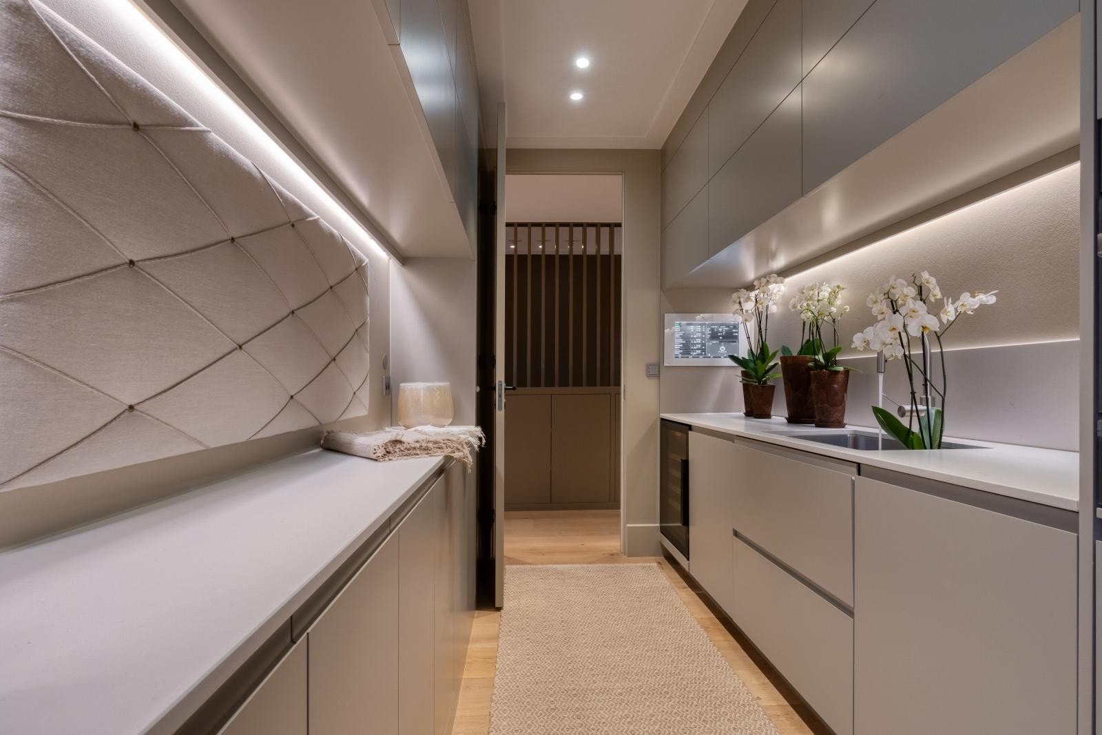 I bakkant av kjøkkenet finner du boligens grovkjøkken, som også er i eksklusiv utførelse. Galleribilde