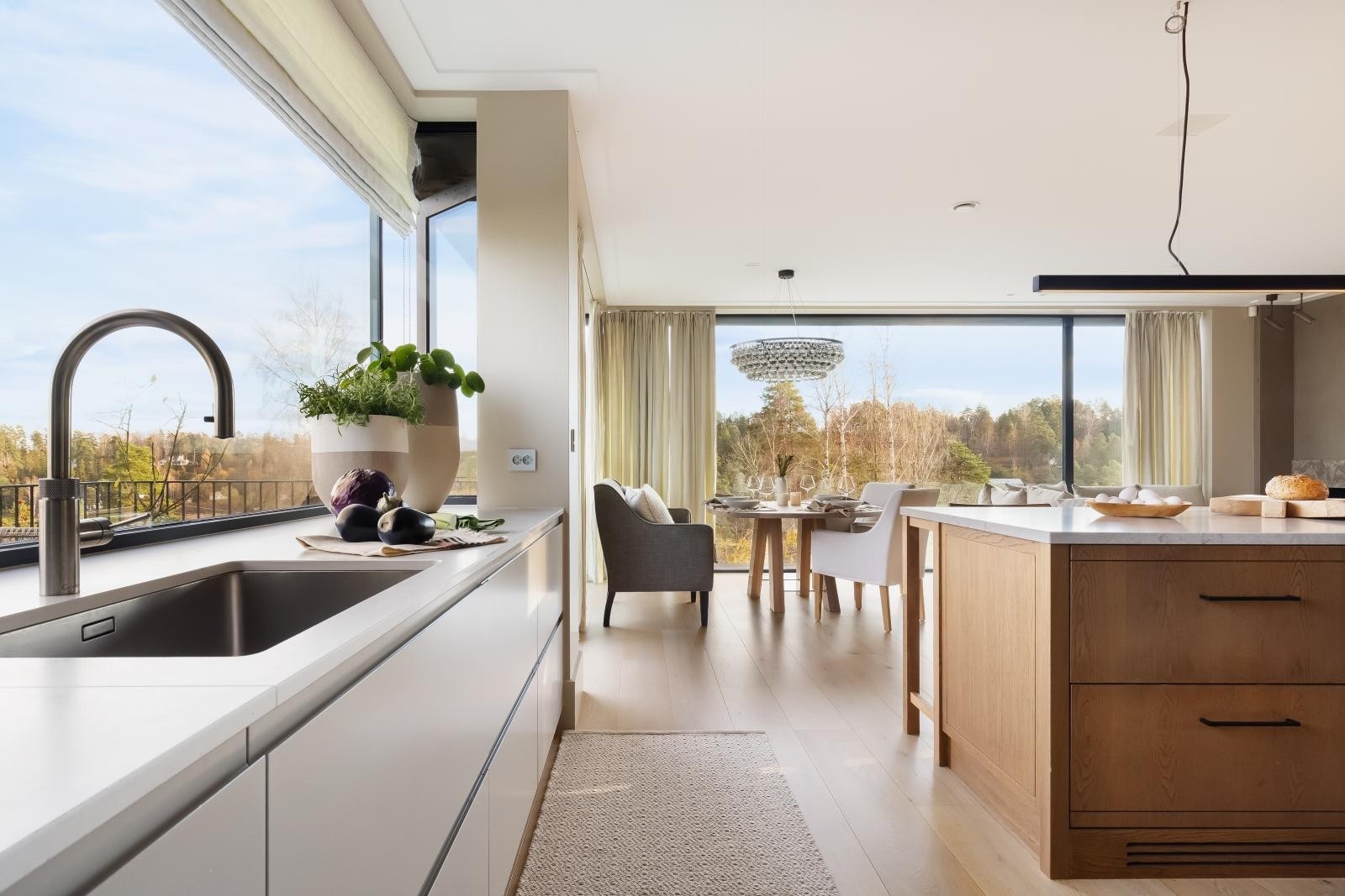 Integrerte hvitevarer: induksjonstopp, stekeovn, mikro/stekeovn, kaffemaskin, vinskap, vakumforsegler, 2 stk oppvaskmaskiner, 2 stk kjøleskap, kjøleskuffer og 2 stk fryseskap. Galleribilde