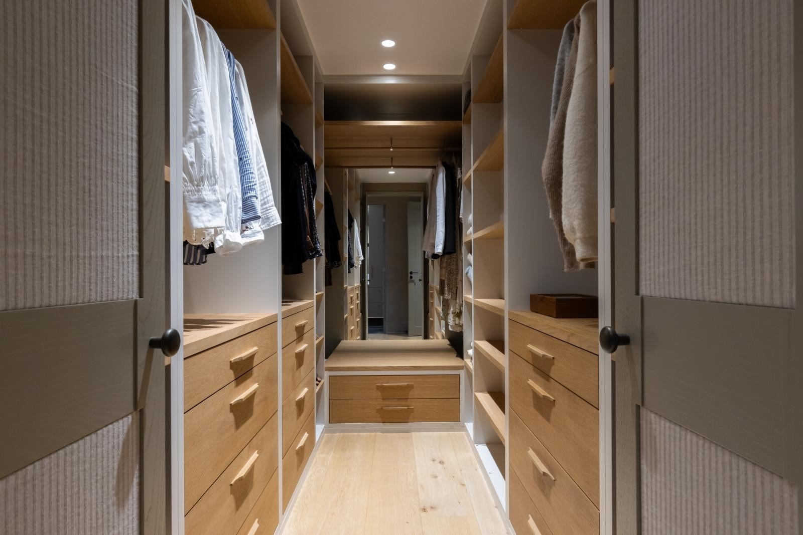 Master walk-in med rikelig med garderobeoppheng og skuffer Galleribilde