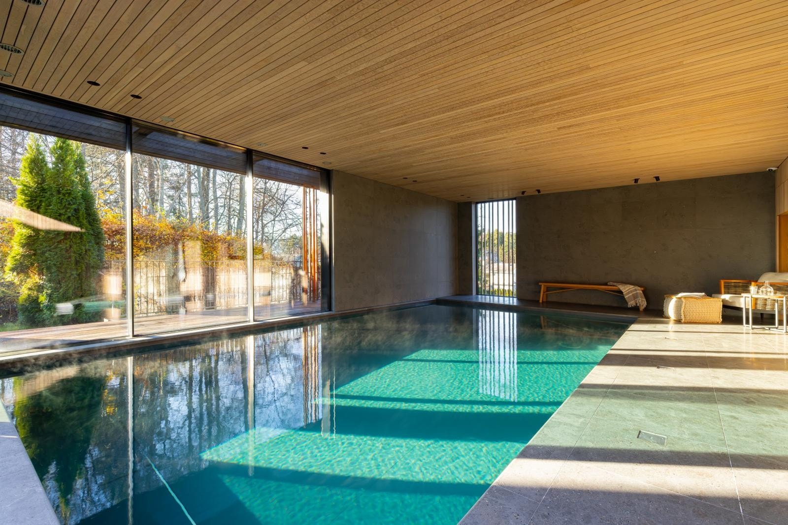 Stort basseng med duk på 4,45m x 7,40m og dybde på ca. 1,5m. Det er installert bassengtrekk med motor. Galleribilde