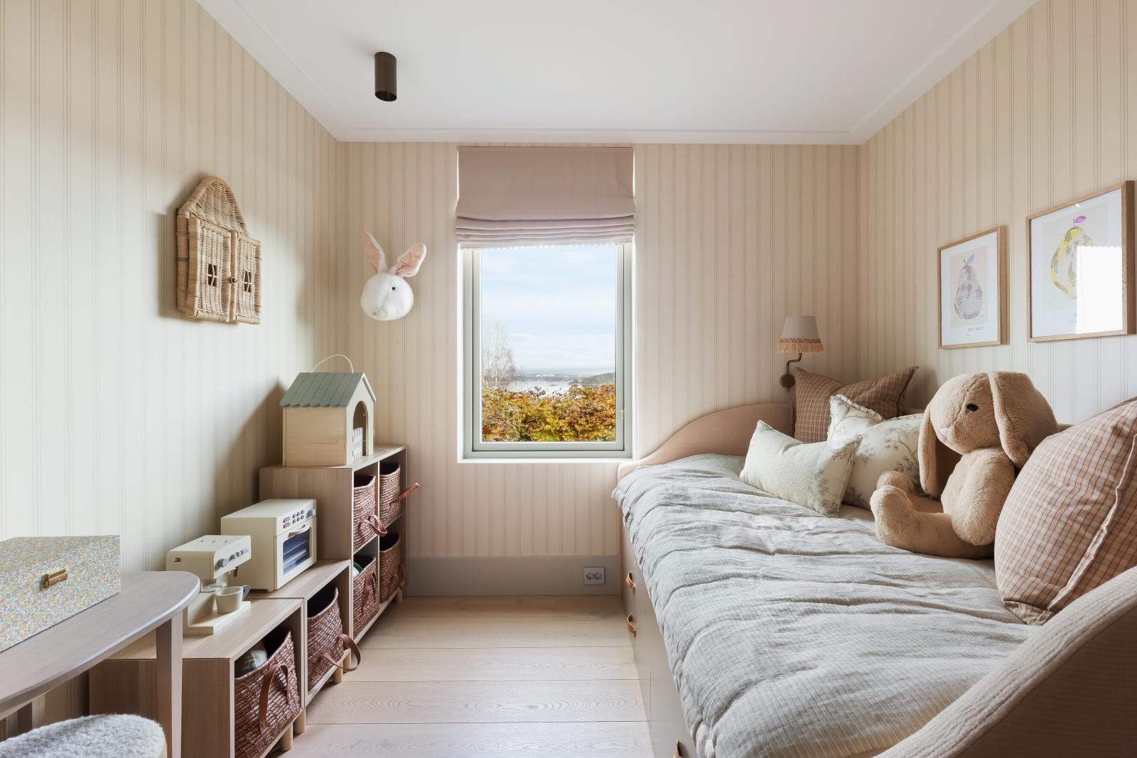 Soverom 3 med arbeids-benk og garderobe. Utsikt til Oslofjorden Galleribilde