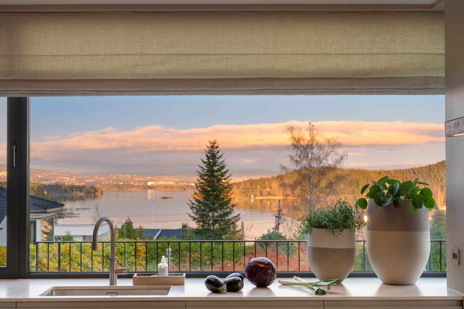 Eiendommen ligger fredelig og skjermet i Vendla på søndre del av Nesøya, kun et steinkast fra sjøen. Galleribilde