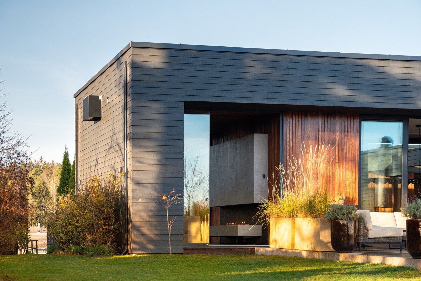 Det er tilknyttet et eget peisrom til atriet. Her er det gasspeis og varme i gulv Galleribilde