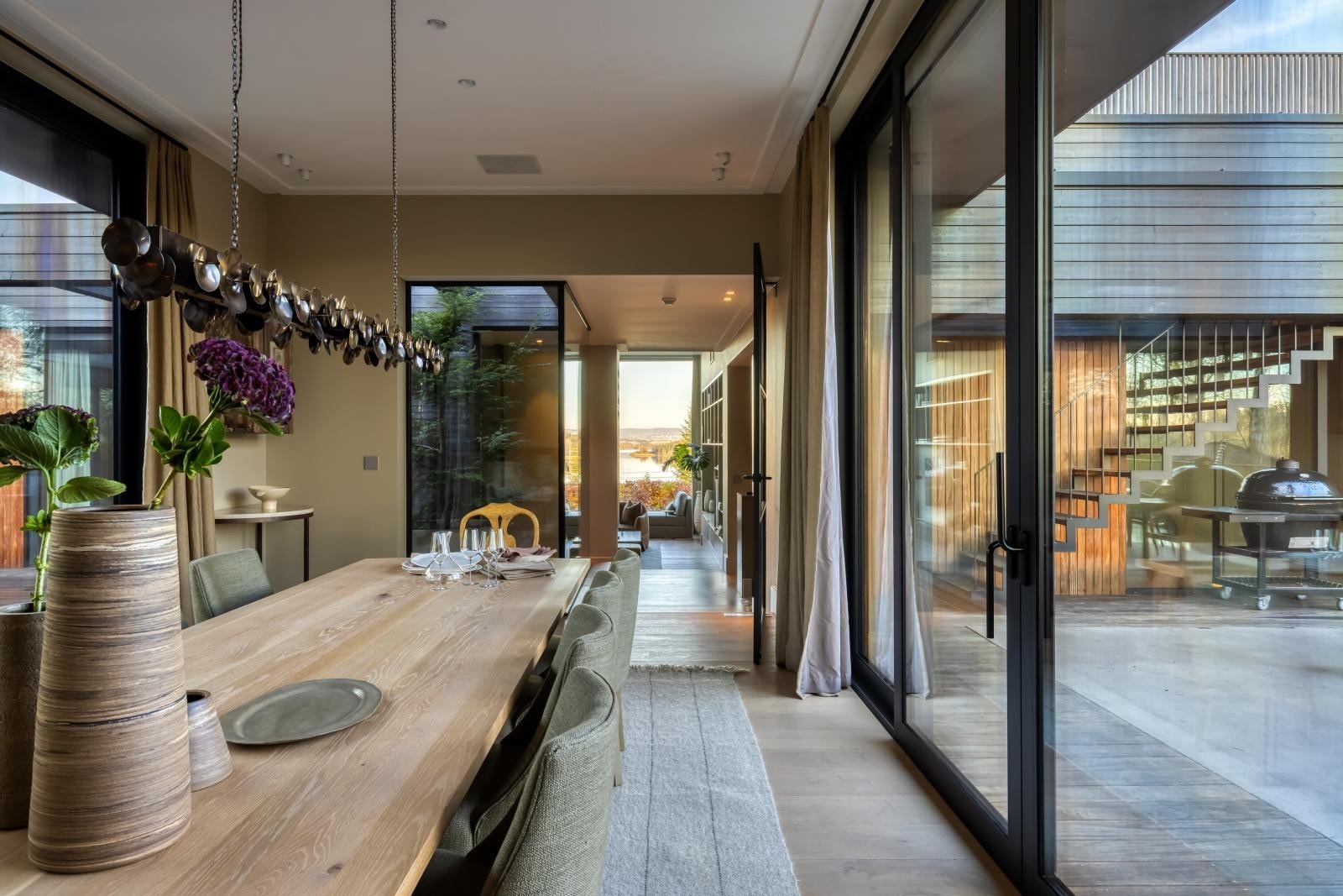 Spisestuen er tilkoblet tre uteområder. Til høyre er terrasse med barbecue, spiseplass og tilgang til takterrasse samt kjøkken Galleribilde