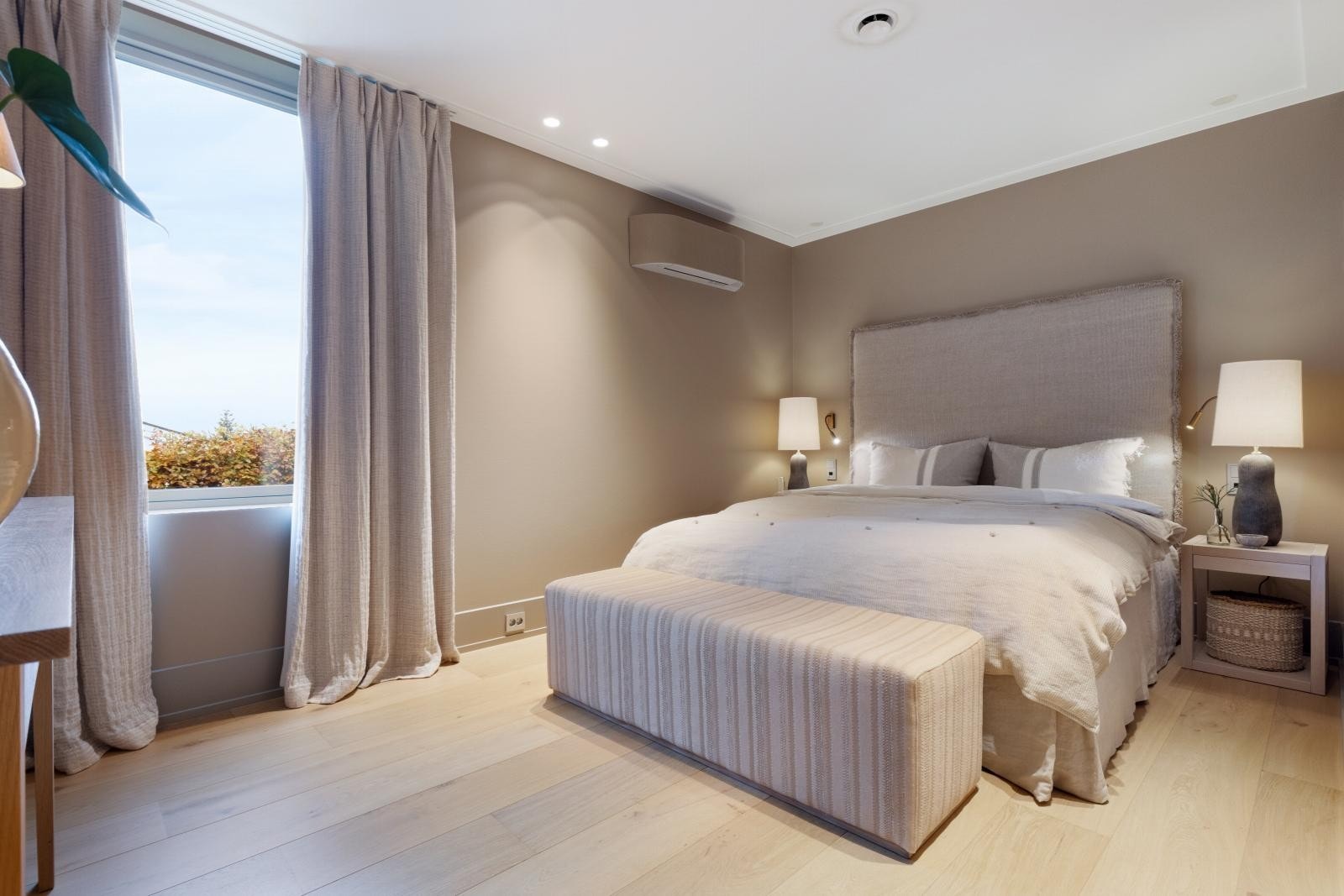 Boligens hovedplan har 4 gode soverom, hvorav hovedsoverommet er en del av en privat masterfløy. Galleribilde