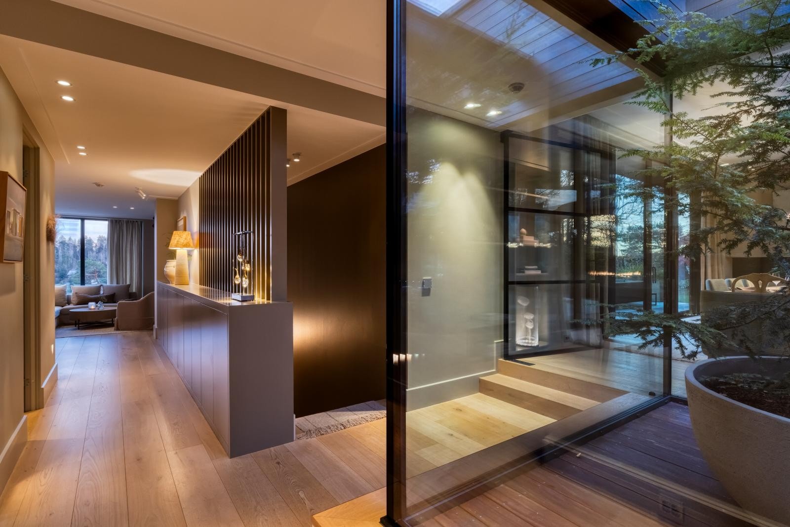 De opppvarmede tregulvene utstråler varme og eleganse, og gir en sømløs flyt inn i de fantastiske uterommene. Galleribilde