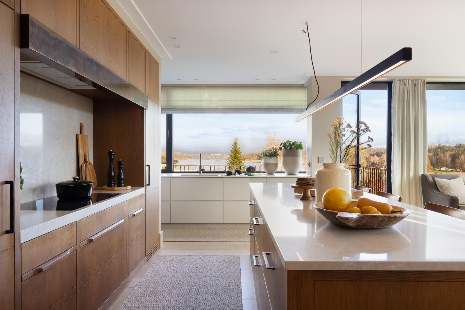 Det er rikelig med skap- og benkeplass. Galleribilde