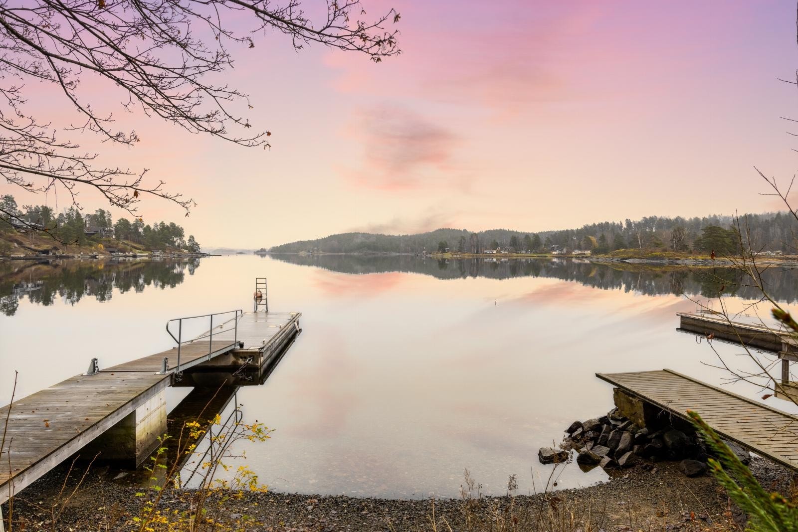 Eiendommen har i tillegg ideell andel av realsameie. Dette realsameie består av en strandparsell med tilhørende brygge og bøye Galleribilde