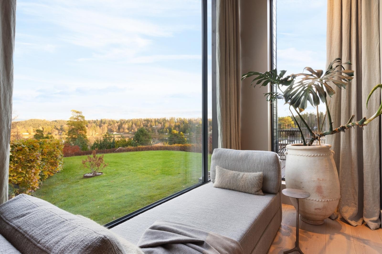 Eiendommens hovednivå er designet for både komfort og funksjonalitet. Galleribilde