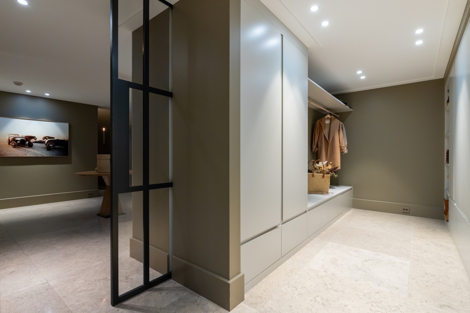 Generøs garderobe med plassbygde skap. Galleribilde