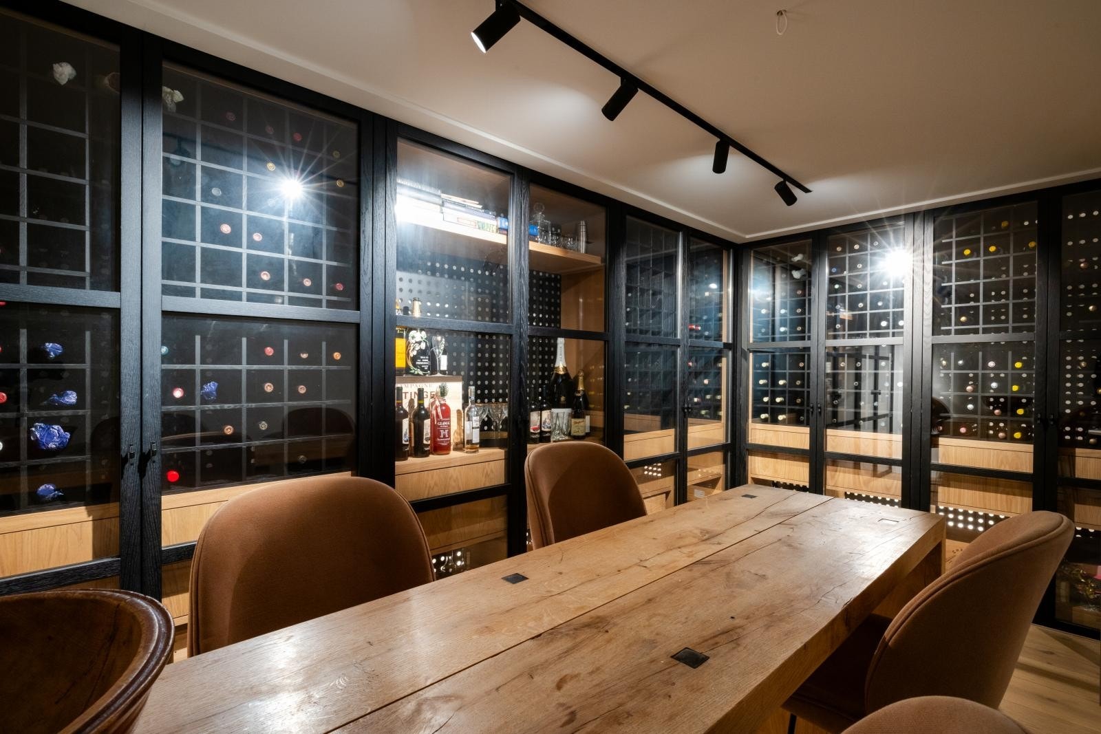 Vinrommet med plass til både lagring og smaking. Døren har egen kodelås Galleribilde