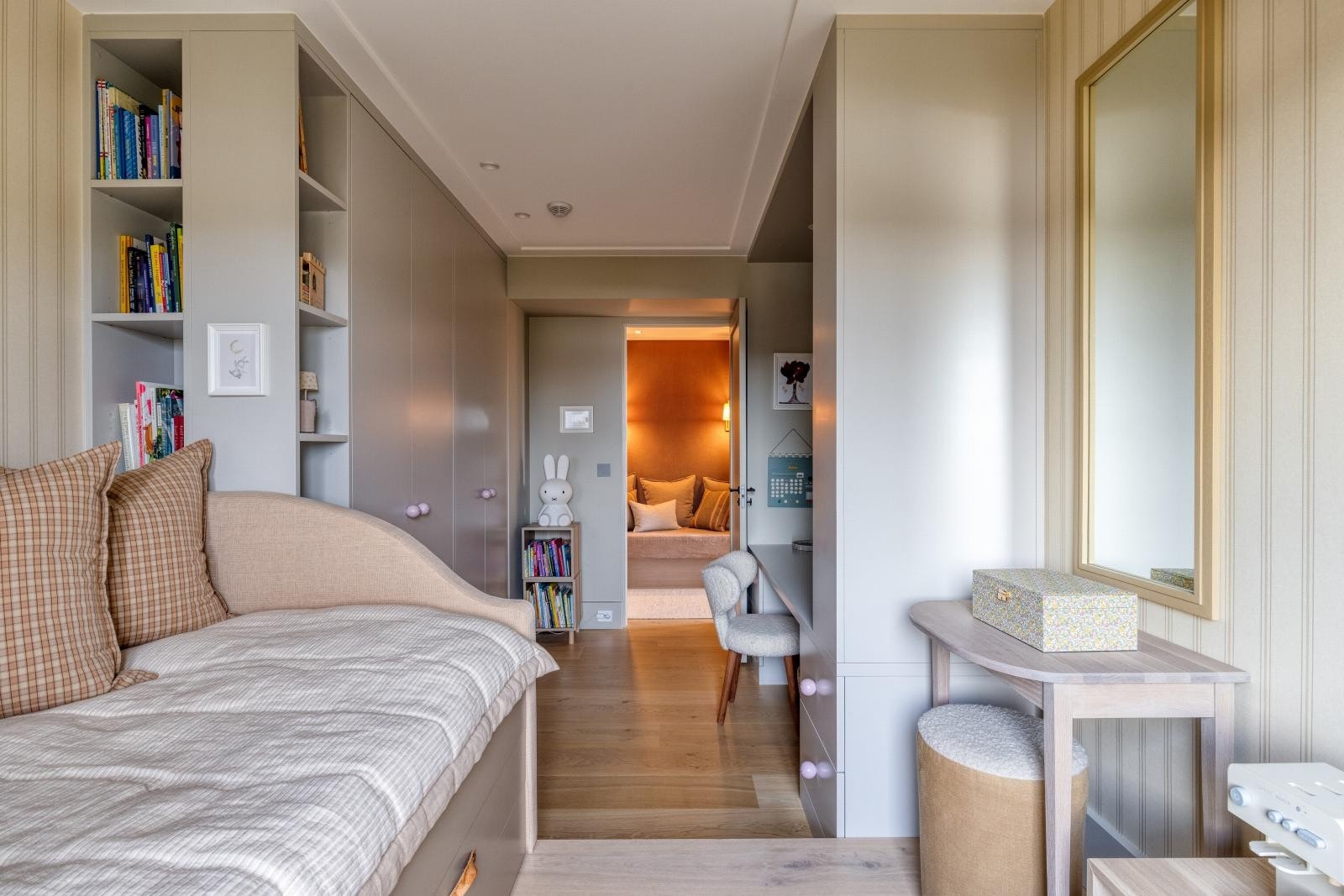 Godt med skap plass og hyller på barnerommene Galleribilde