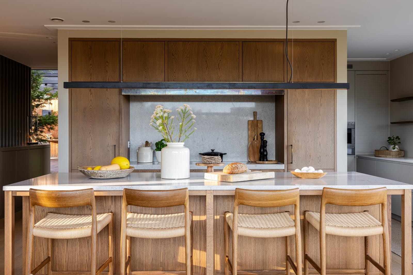 Stor øy med rom for flere sitteplasser, perfekt til både måltider og gode samtaler mens middagen lages. Galleribilde