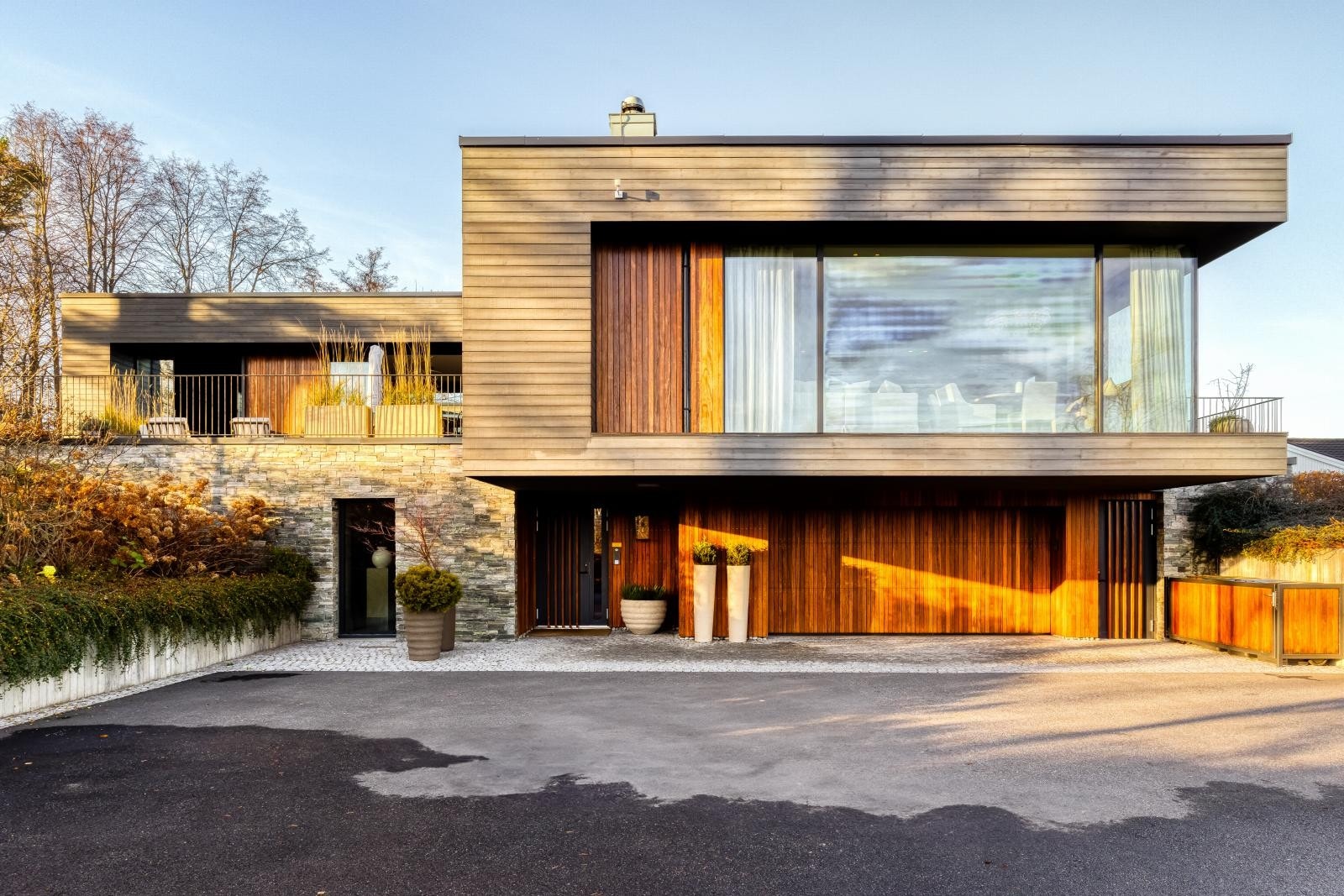 Vakker fasade med garasje til 4 biler, og stor åpen plass med plass til mer. Galleribilde