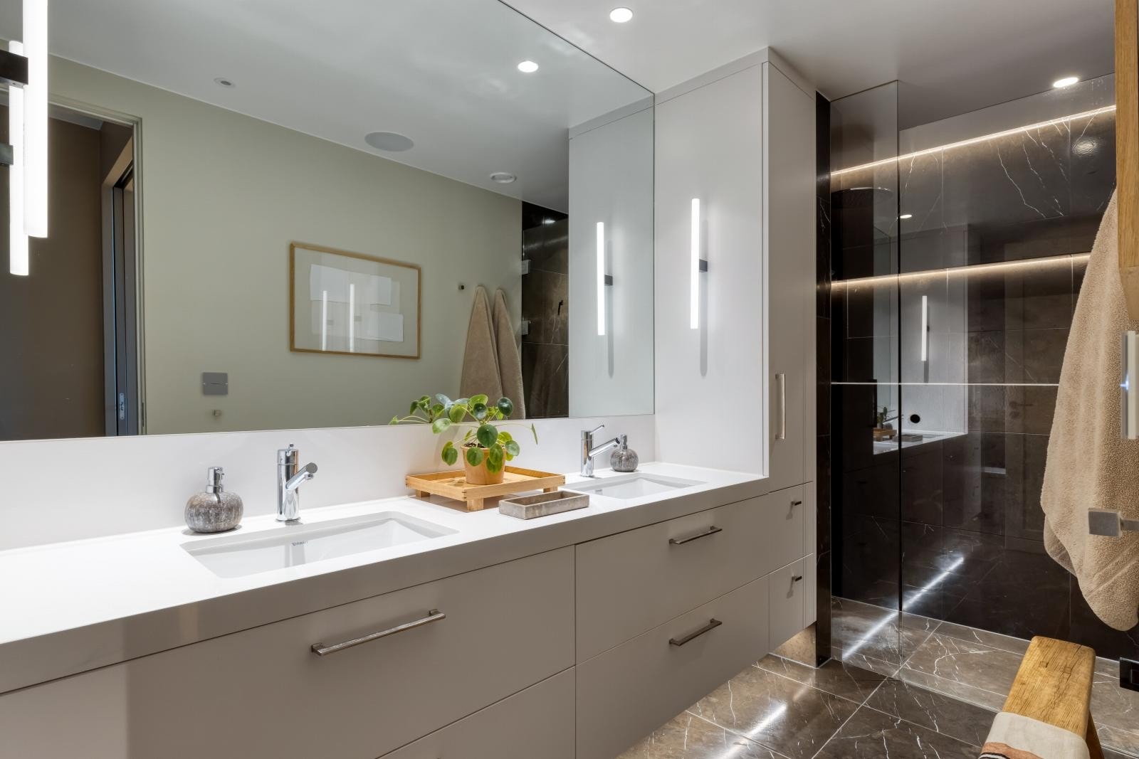 Master baderom med dusj, dobbel servant og wc Galleribilde