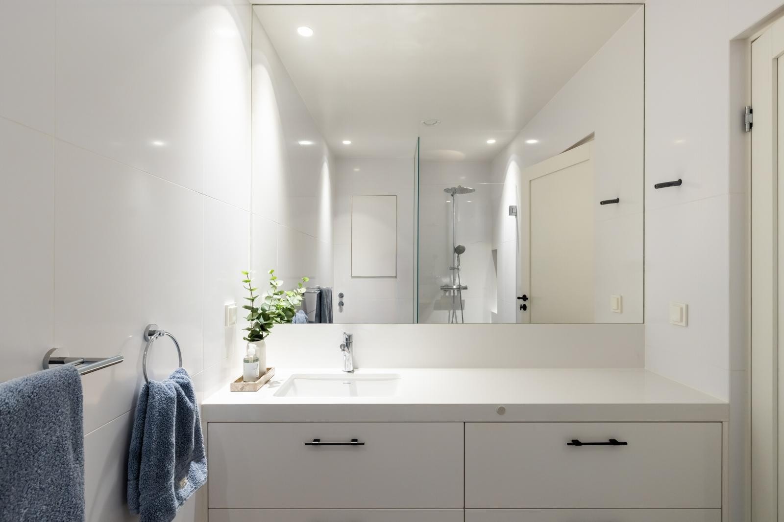 Bad tilknyttet soverom/treningsrom i underetasjen. Galleribilde