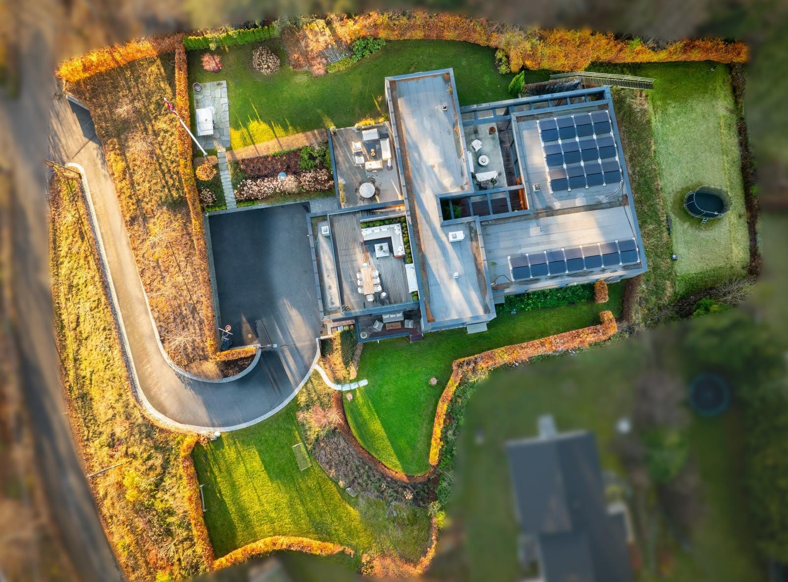 Dronebilde over eiendommen - det er totalt ca. 3.500 kvm eiet tomt Galleribilde