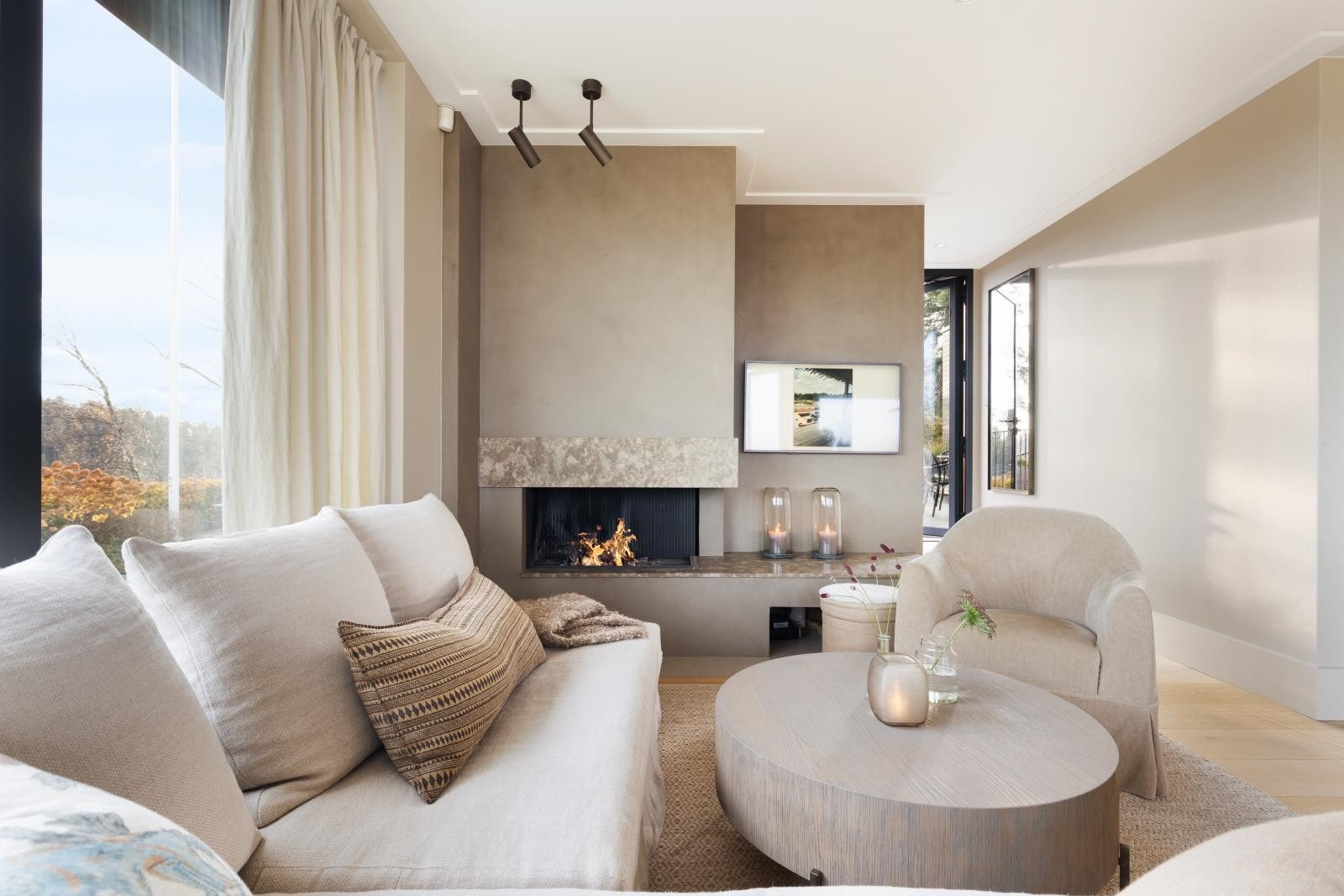 Sofahjørnet i kjøkkenet med hyggelig peis. Galleribilde