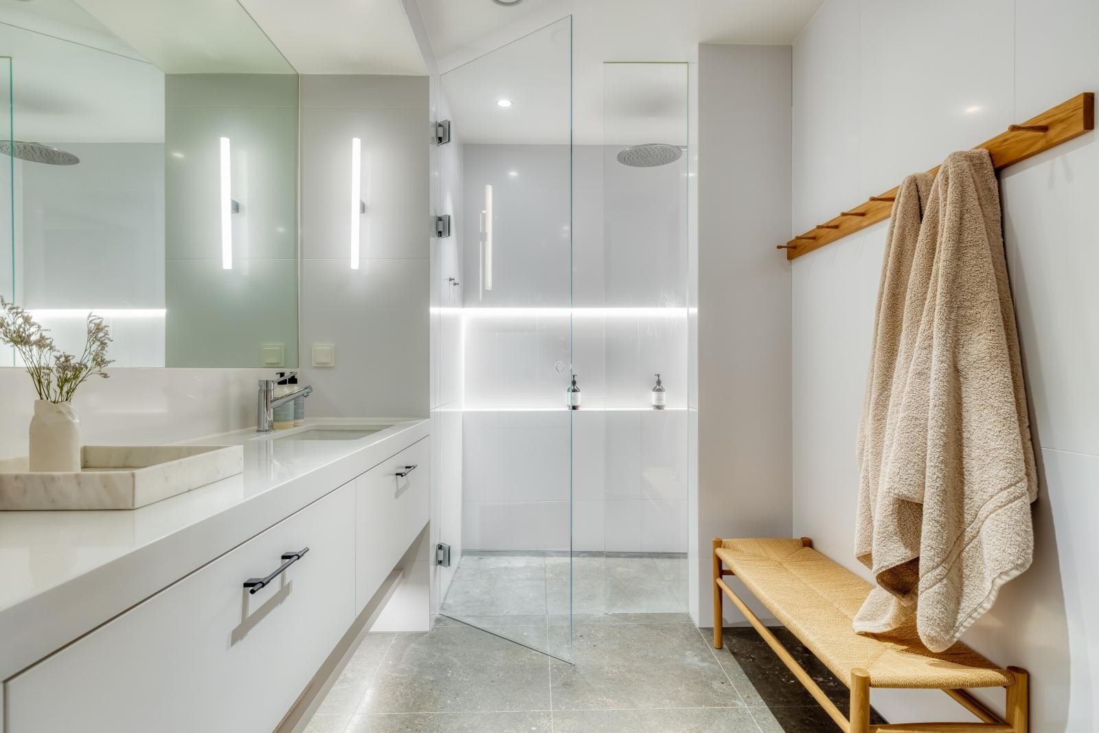 Bad tilknyttet basseng og barnerom. Galleribilde