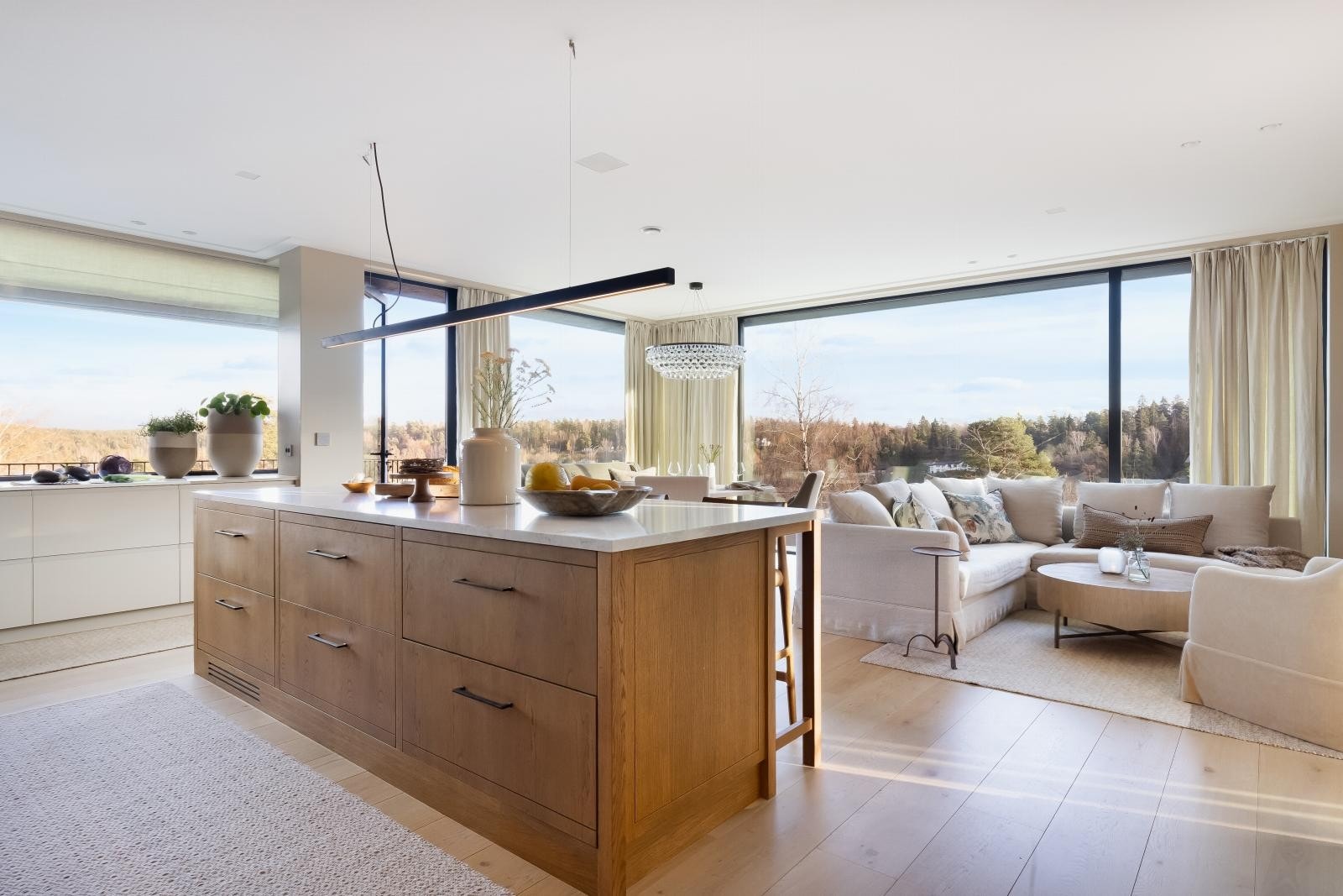 Kjøkkenet gir en svært eksklusiv følelse, med skreddersydd kjøkkeninnredning av høy kvalitet. Galleribilde