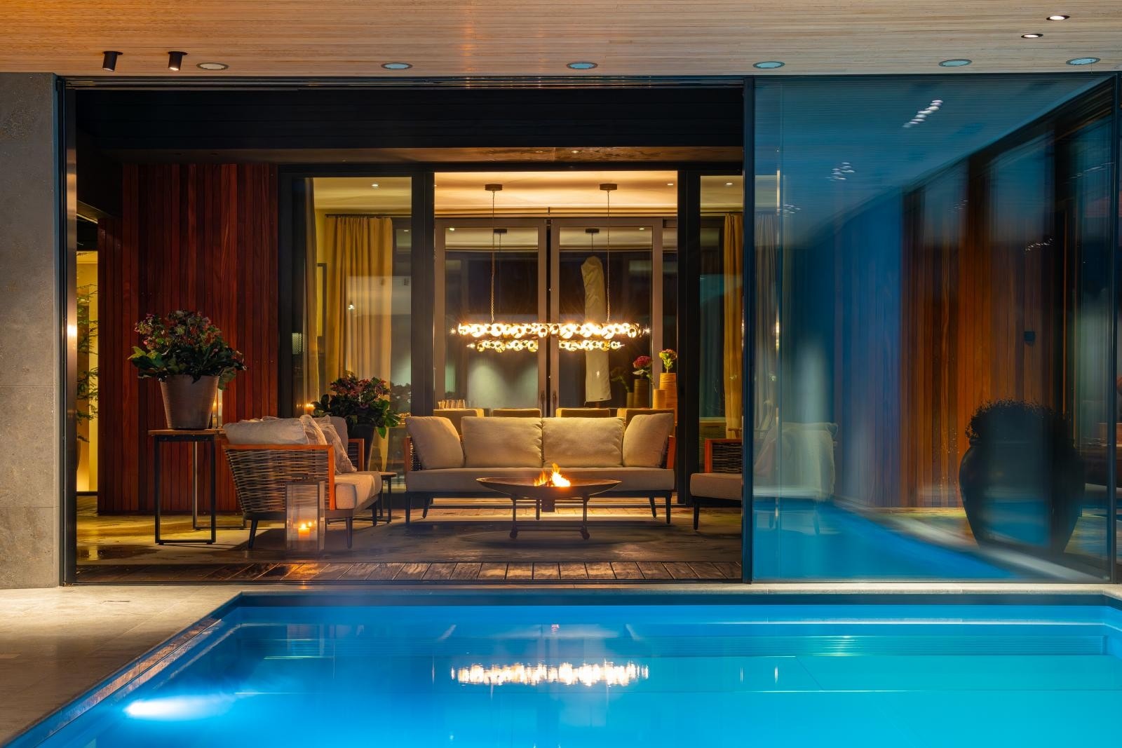 I tilegg til inngang via baderom, brukes uteplassen her som et knutepunkt mellom basseng og resten av boligen Galleribilde