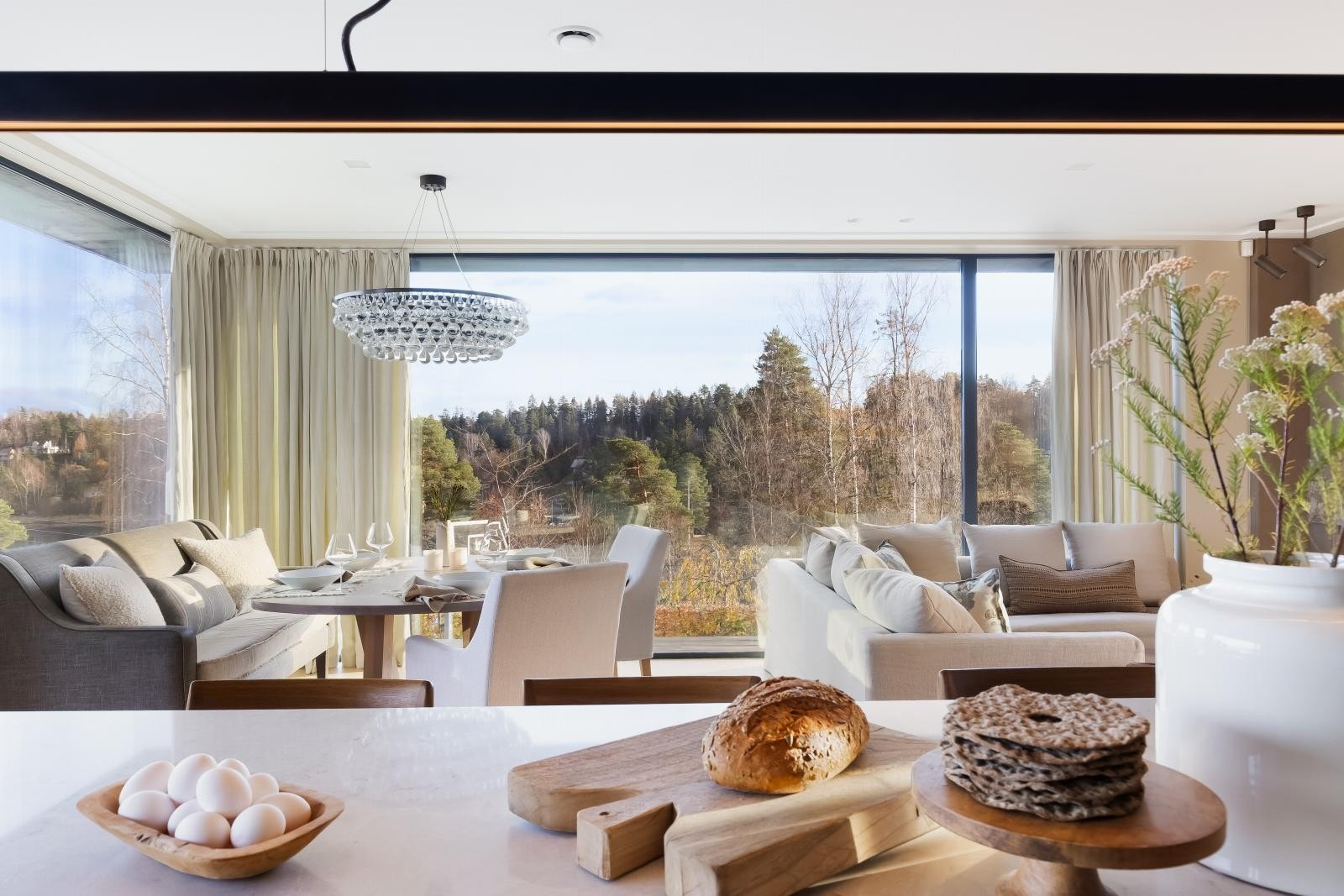 Høy kvalitet og standard med svært gjennomtenkt planløsning. Galleribilde