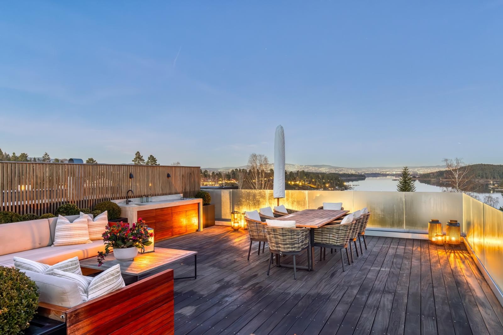 Solrik takterrasse på ca. 53 kvm innredet med utekjøkken med fronter i Camaru, benkeplate i kompositt og gassgrill. Galleribilde