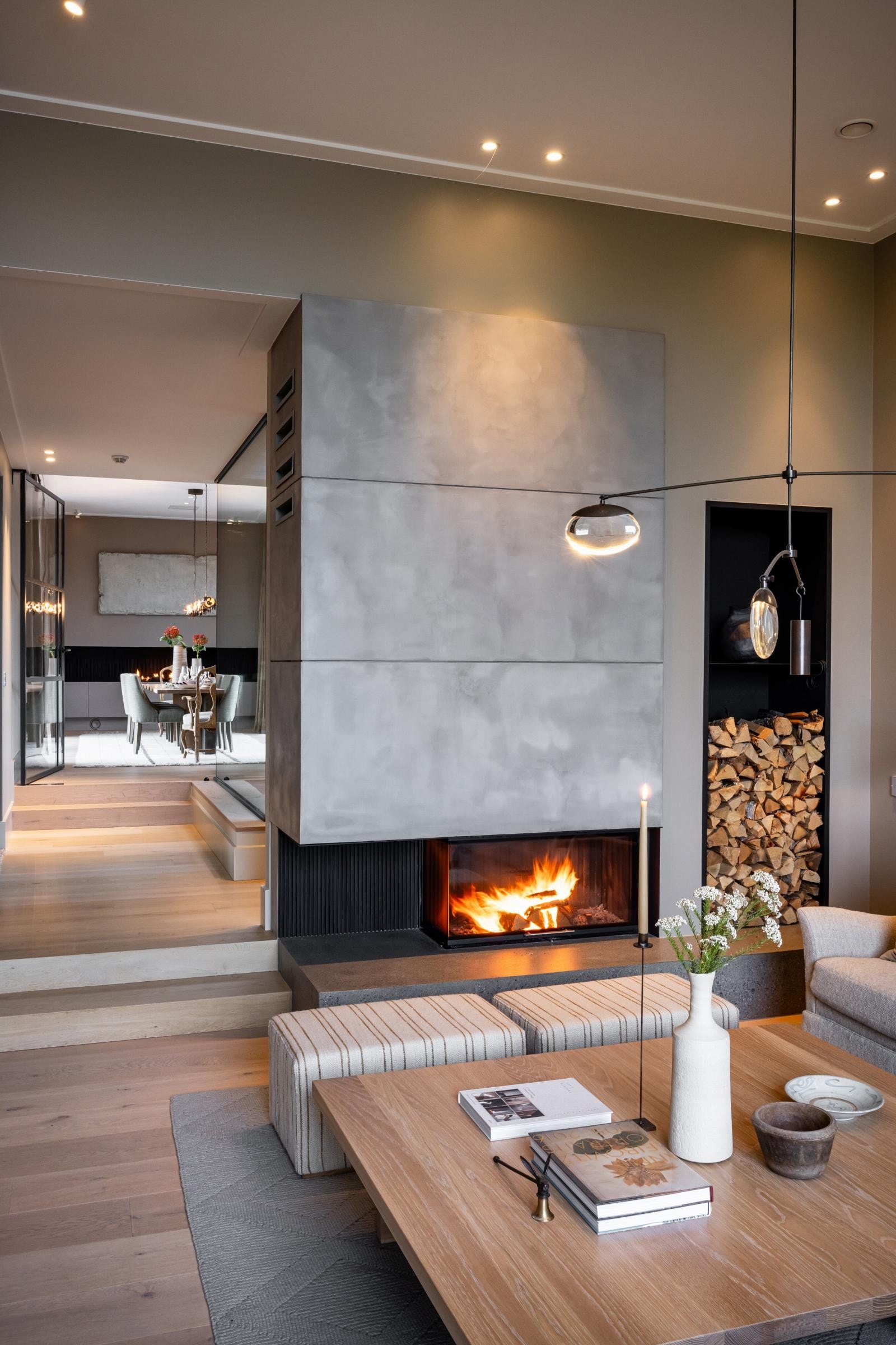 Innbydende tv-stue med lekker peis og generøs takhøyde på 3,75 meter. Galleribilde