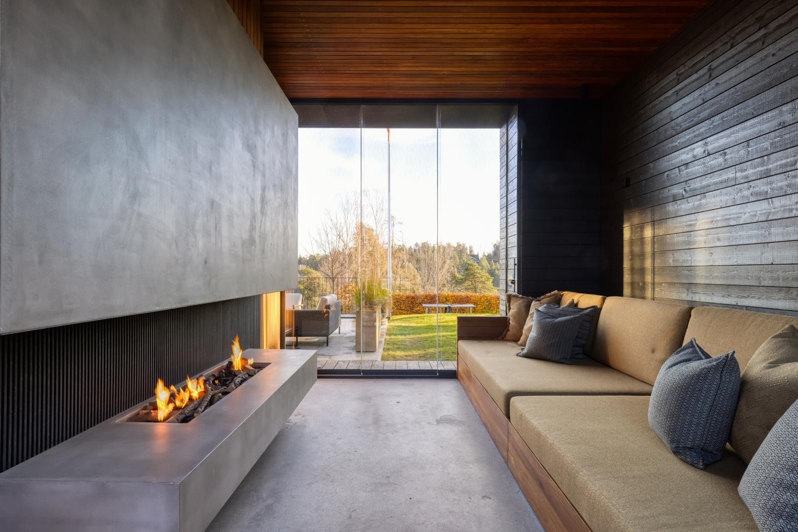 Tilknyttet atriet er det også et eget peis-rom som skaper en koselig atmosfære for kveldssamlinger Galleribilde