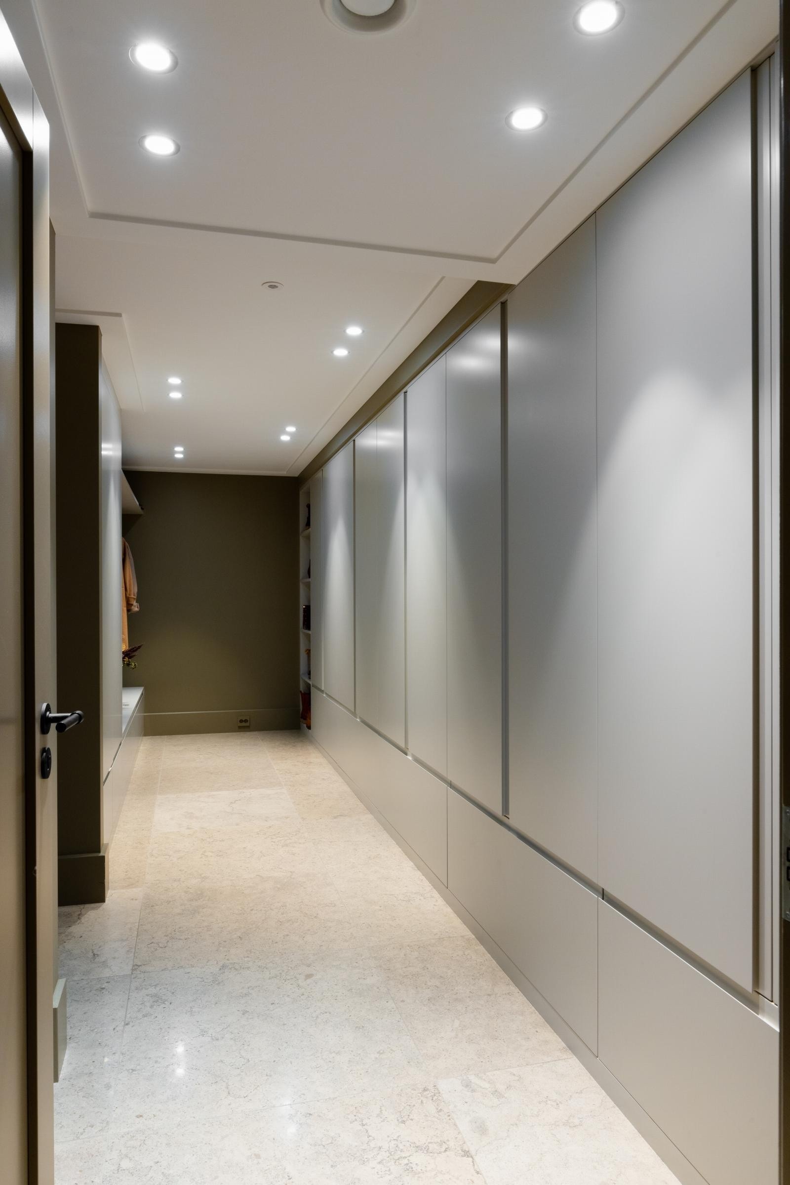 Inngang til garderoben i inngangspart - rikelig med garderobeplass for den aktive familie Galleribilde