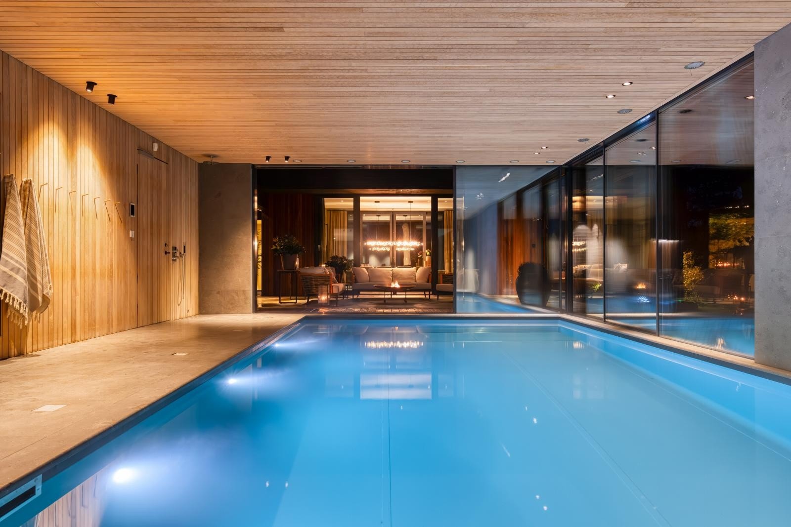 Basseng med lys- og motstrømsanlegg som kan brukes året rundt Galleribilde