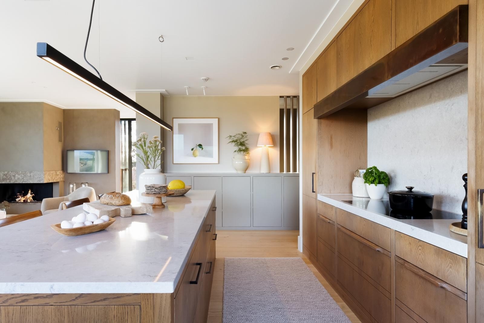 Stor benkplass og fin åpen løsning for de som er glad i å lage mat Galleribilde