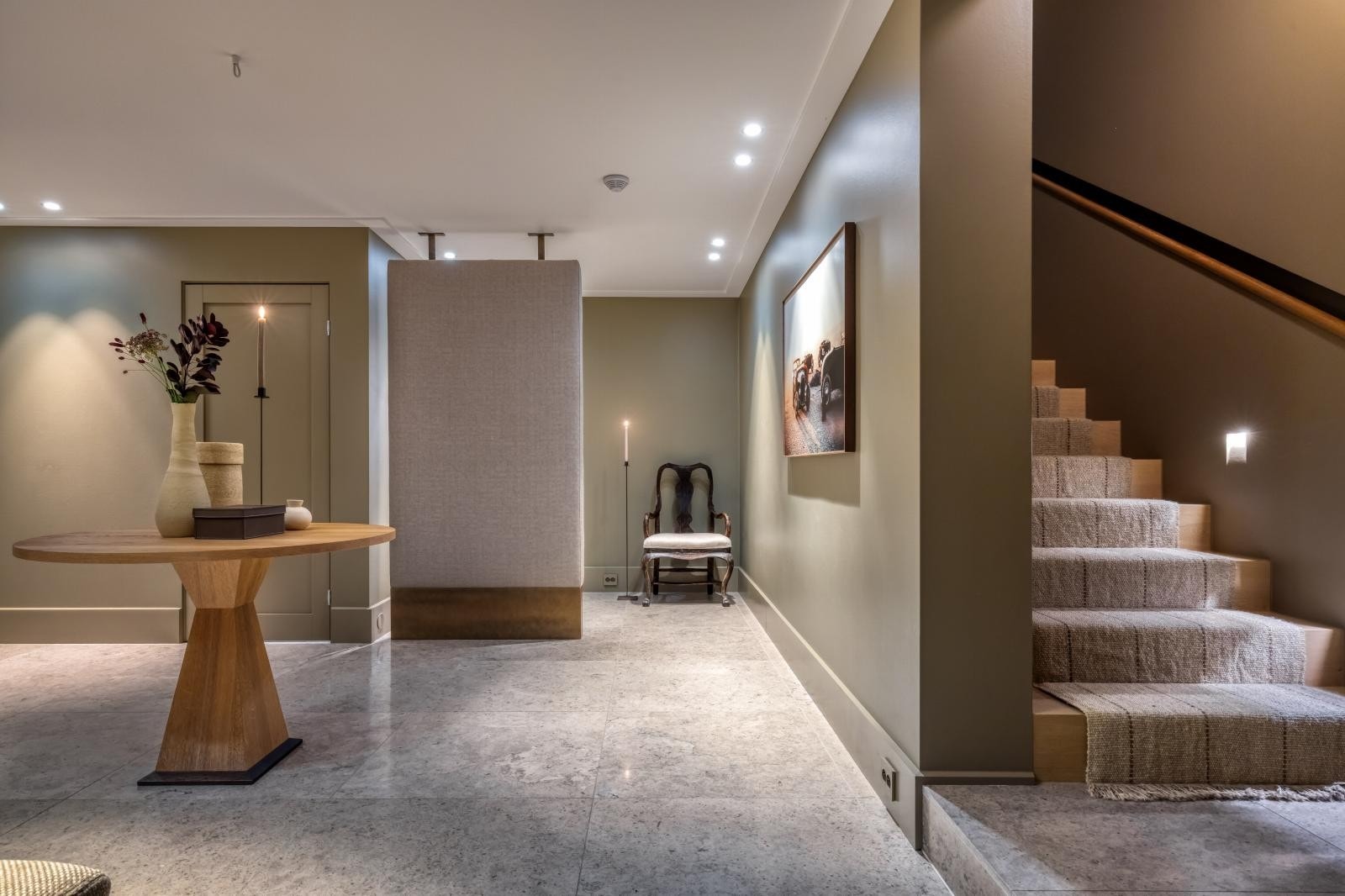 Boligen har sjenerøse rom med god takhøyde og gjennomgående bruk av kvalitetsmaterialer og skreddersydde interiørløsninger. Galleribilde