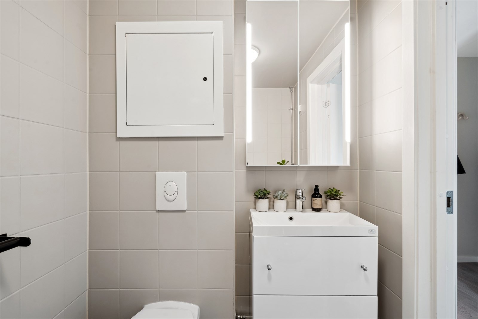 Badet har behagelig gulvvarme og pen innredning Galleribilde