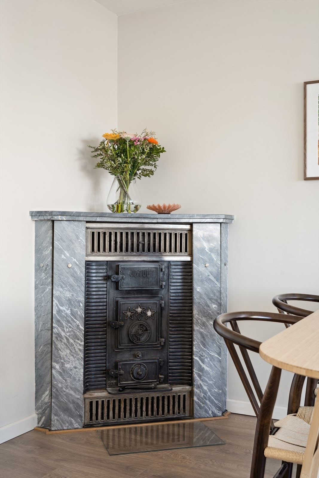 Peis i marmor sørger for lun atmosfære og ekstra varme på kaldere dager Galleribilde