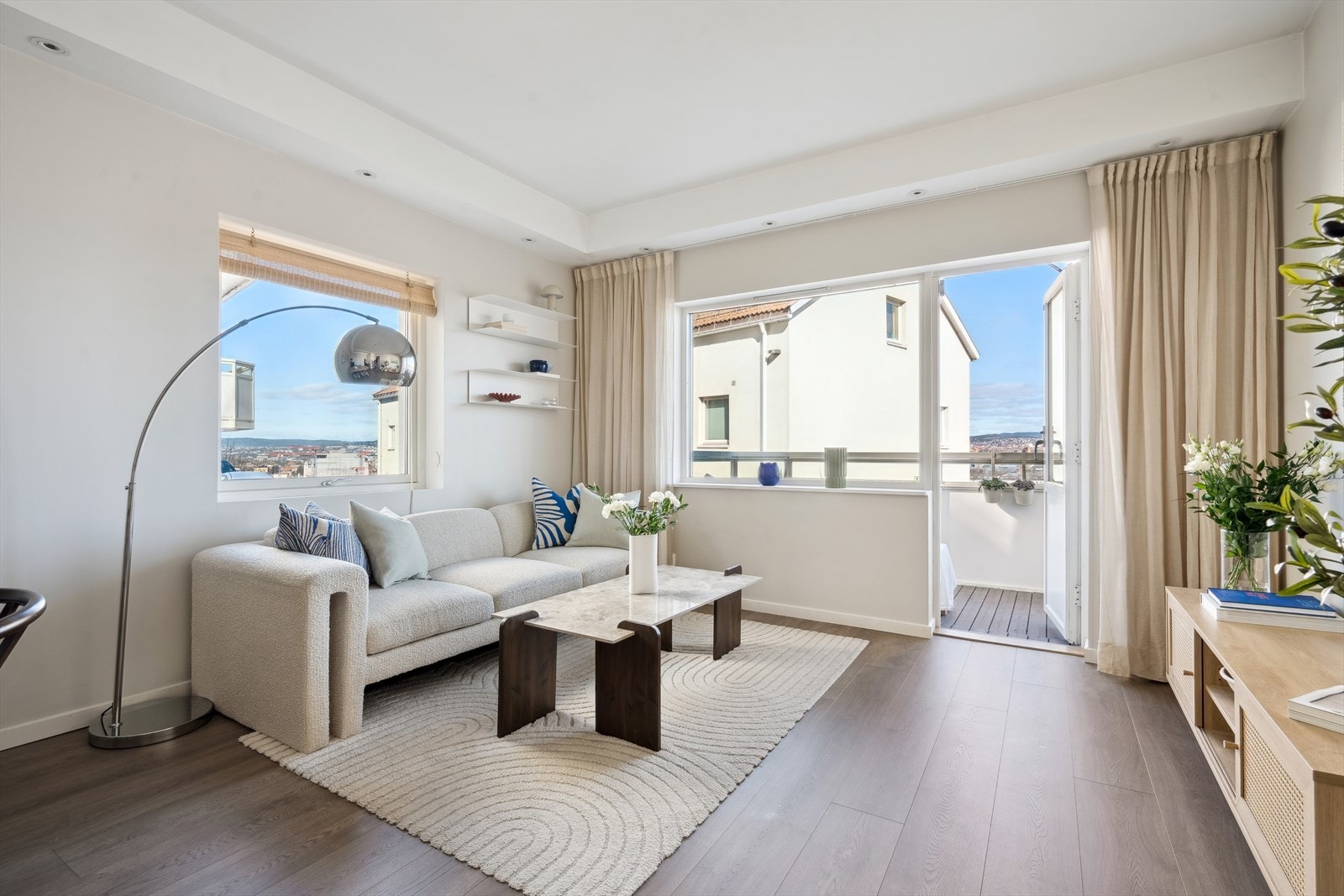 Lys og hyggelig stue med plass til sofagruppe, spisebord, multimedia og tilhørende møblement Galleribilde