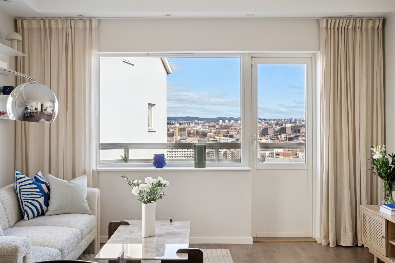 Takhøyden i stuen er målt til ca. 2,62m Galleribilde