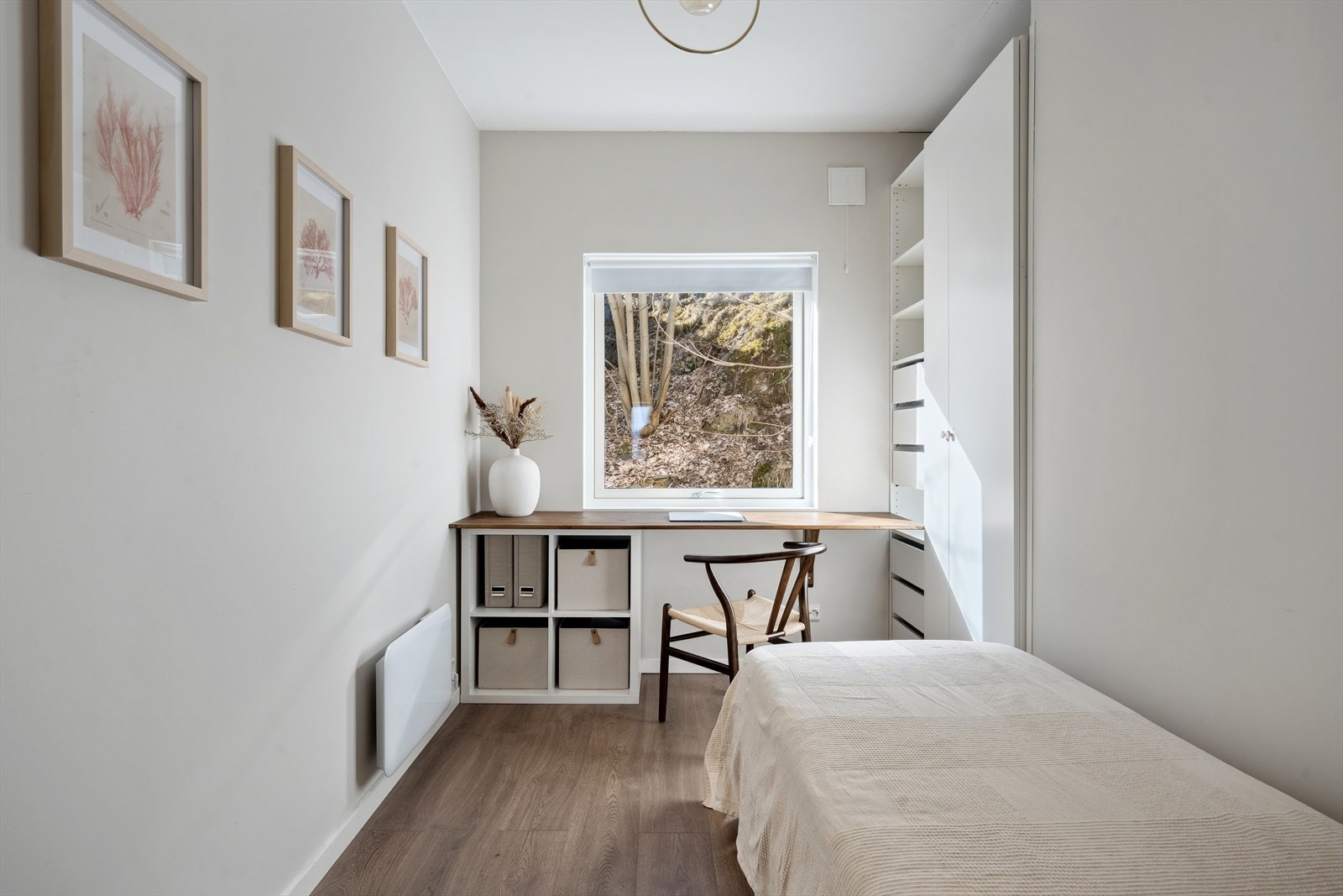 Det er medfølgende PAX løsning som gir rikelig med oppbevaringsplass Galleribilde