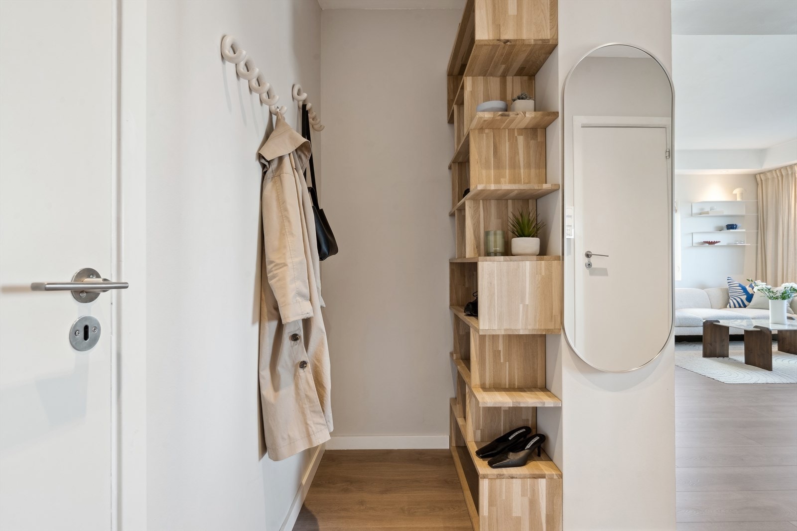 Her er det god plass til å henge opp yttertøy i garderobeløsning Galleribilde