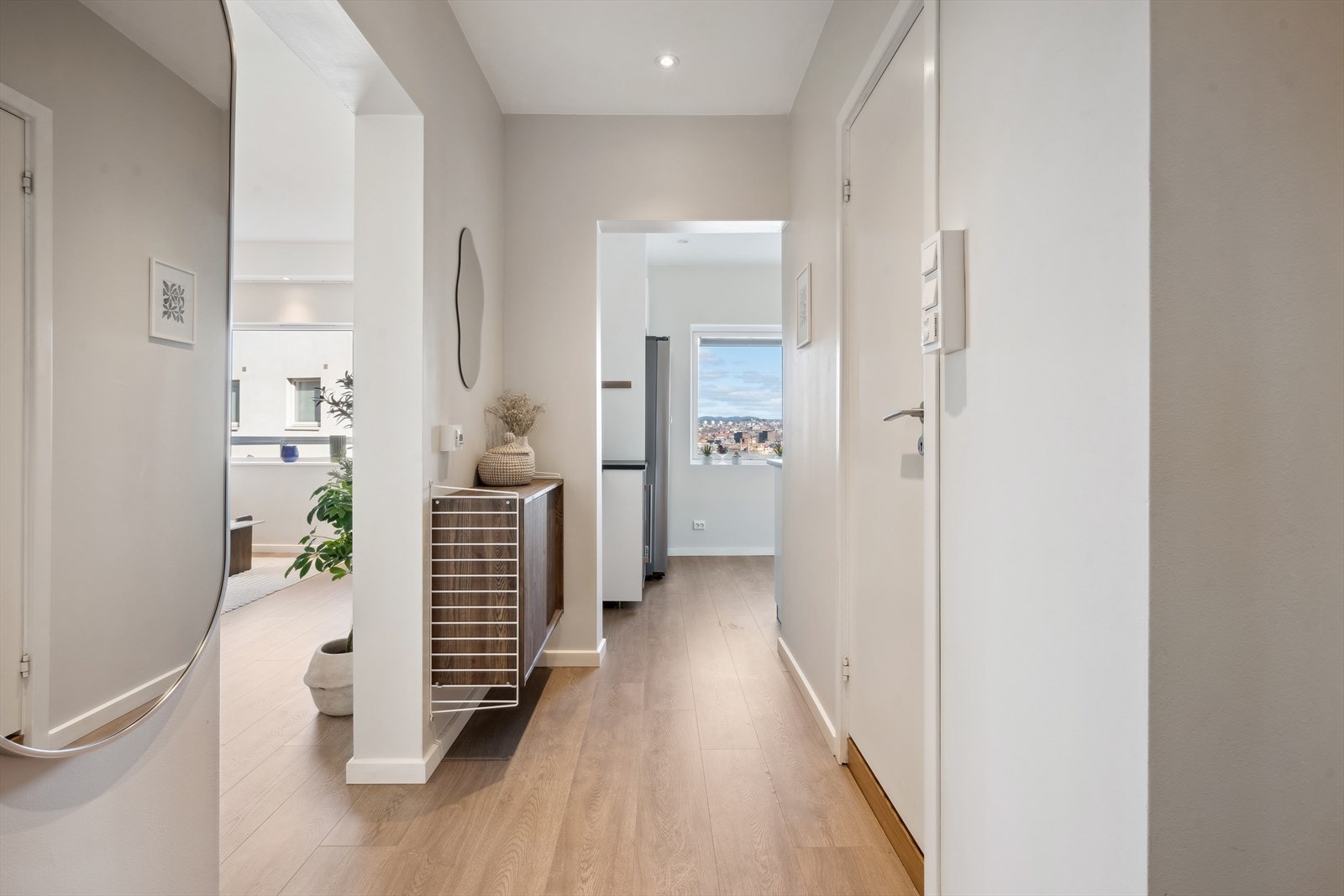 Førsteinntrykket er en lys og innbydende entré Galleribilde