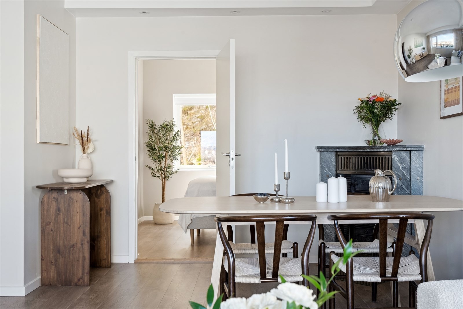 Leiligheten fremstår gjennomført og stilren med kjøkken fra 2020 og bad fra 2015 Galleribilde