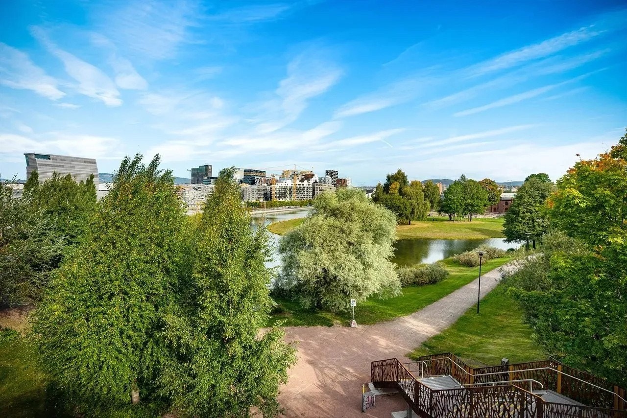 Sameiet har faste parkeringsplasser som leies ut til beboere. Det er mulighet for å leie parkeringsplass med og uten Elbillader. Styret fører venteliste. Galleribilde